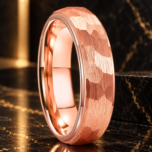 Anillo de Tungsteno Martillado Abombado Escalonado