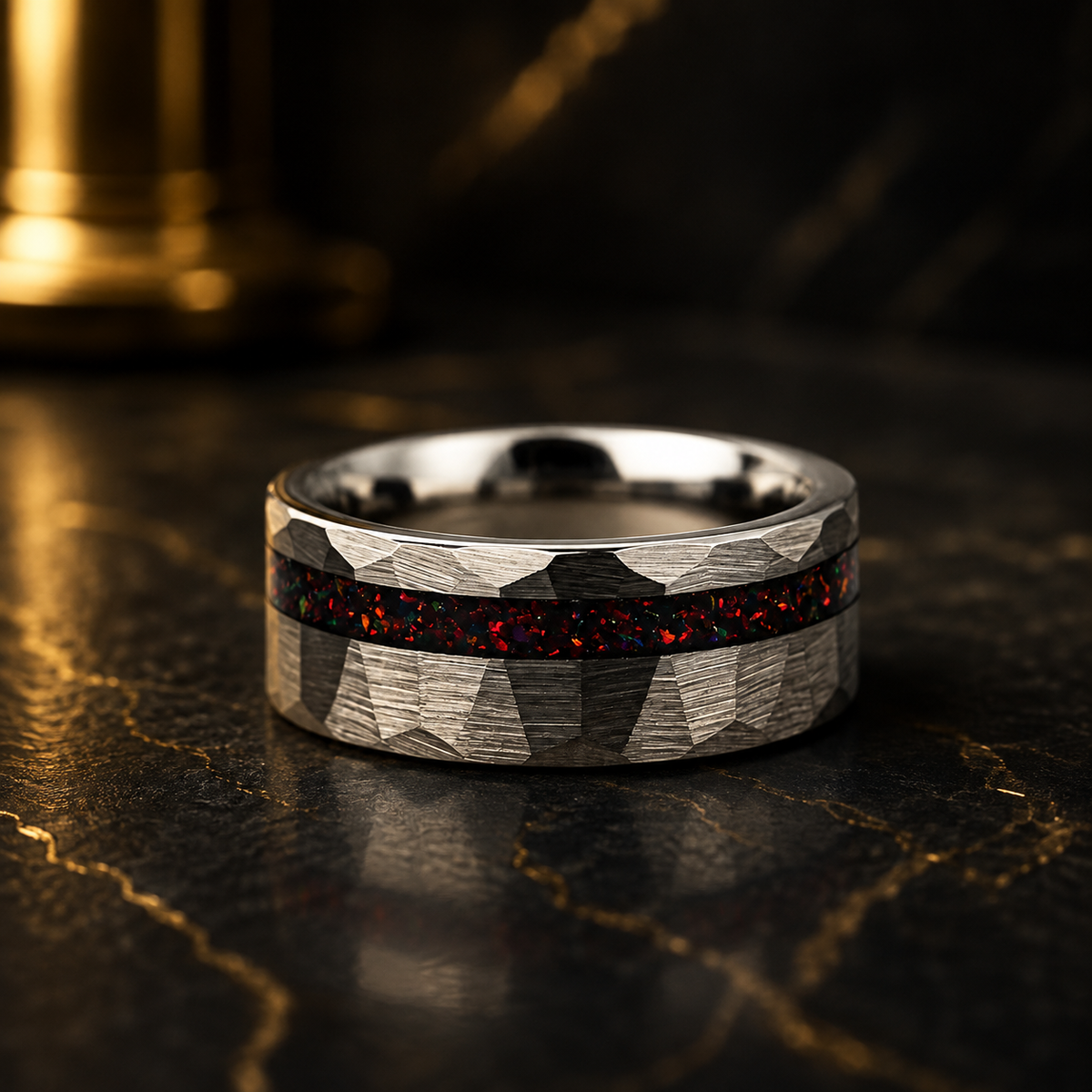Anillo de Tungsteno Martillado con Ópalo Rojo