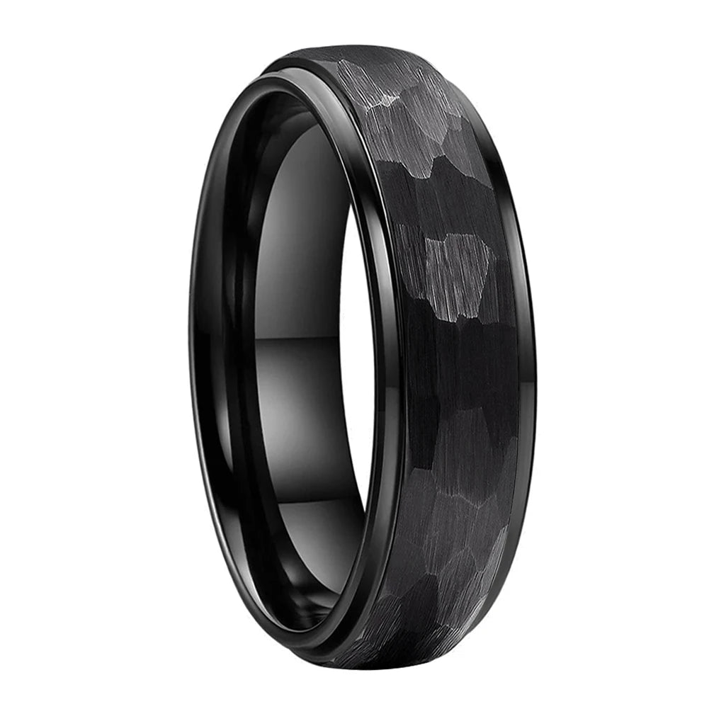 Anillo de Tungsteno Martillado Abombado Escalonado