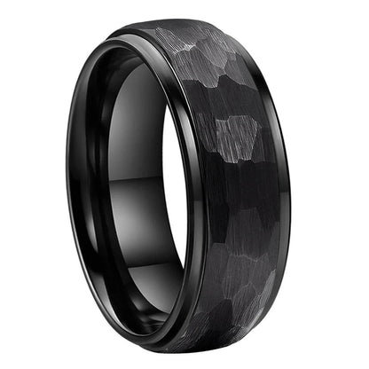 Anillo de Tungsteno Martillado Abombado Escalonado